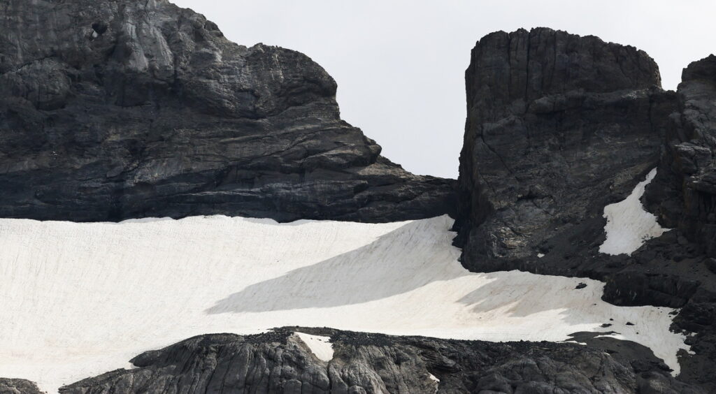 joao-pompeu_cryosphere_snow-rock-monte-perdido