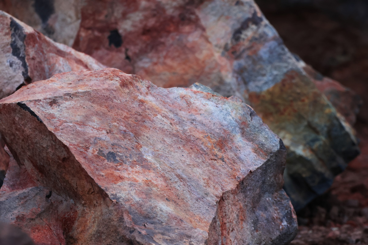 joao-pompeu_geosphere_etna-red-rock